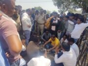 मजदूर की मौत पर भड़के परिजन, शव रखकर प्रदर्शन