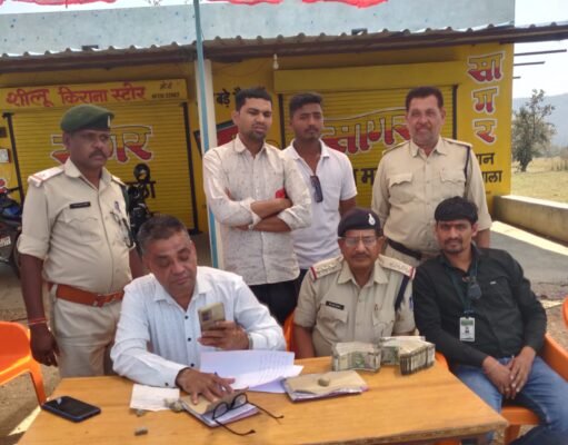 चेकपोस्ट पर सघन चेकिंग जप्त किए 5 लाख 63 हजार