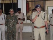 एसपी ने खुद किया फ्लैग मार्च का नेतृत्व