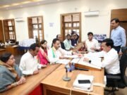 नकुलनाथ ने परिवार के साथ कलेक्ट्रेट पहुंचकर भरा नामांकन