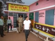 कलेक्टर – एसपी ने किया तामिया के मतदान केंद्रों का औचक निरीक्षण