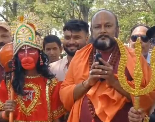अनोखे अंदाज में शिव – हनुमान की झांकी के साथ सांसद बनने भरा पर्चा