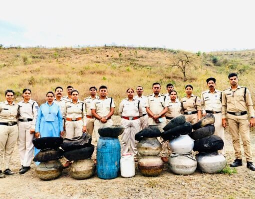 शहर के करीबी ग्रामों में हजारों किलो लाहन और शराब जप्त