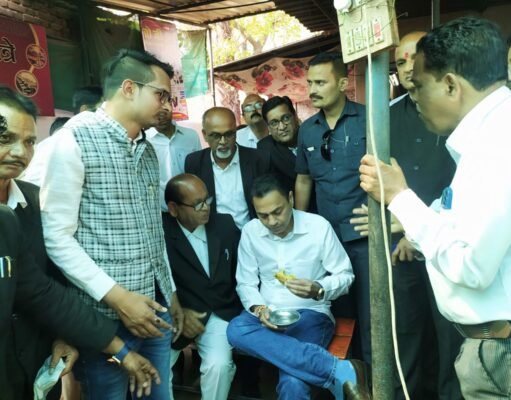 नकुलनाथ पहुंचे कोर्ट, वकीलों के साथ खाया समोसा