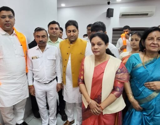 ज्वाइनिंग में वेटिंग, अमित सक्सेना दो दिन बाद पहन पाए भगवा गमछा