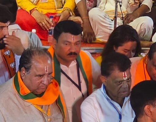 पूर्व कैबिनेट मंत्री दीपक सक्सेना की बेइज्जती, रथ में पीछे खींचा