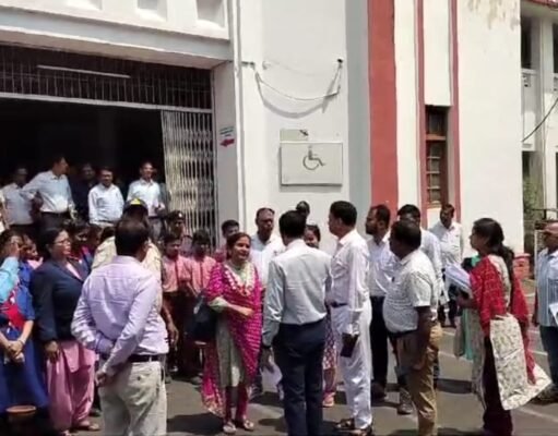 कलेक्टर पर भड़की जुन्नारदेव की अतिथि शिक्षक