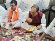 चुनावी दौरे के बीच भोजन करने रुके पूर्व सीएम शिवराज सिंह चौहान