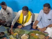 नकुलनाथ ने आदिवासी परिवार के घर खाई चटनी रोटी