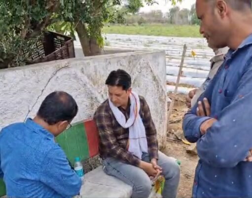 कांग्रेस नेता की कार से मिले 4 लाख 94 हजार रुपए