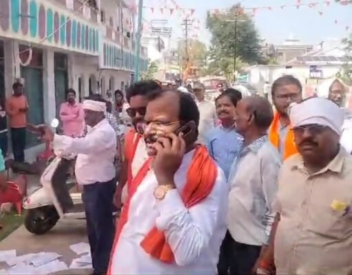 बारारीपुरा में भिड़े कांग्रेस भाजपा कार्यकर्ता चली लाठी और हाकी स्टिक