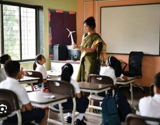 एजुकेशन इंडस्ट्री – प्राइवेट स्कूलों की यूनिफार्म और किताबों का सच