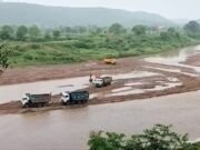 सौसर में माफिया राज, प्रतिबंध के बाद भी पोकलेन से चल रहा रेत उत्खनन