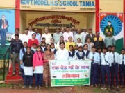 कैसे बनते हैं कलेक्टर ? छात्रा ने कलेक्टर से पूछा सवाल