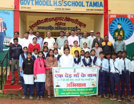 कैसे बनते हैं कलेक्टर ? छात्रा ने कलेक्टर से पूछा सवाल