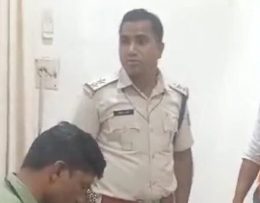 बुधवार प्रभारी मंत्री ने लगाई फटकार, गुरुवार घूस लेने पहुंच गया थानेदार