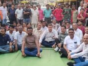 नगर निगम के खिलाफ धरने पर बैठे खुद महापौर – अध्यक्ष