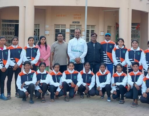 यूनिवर्सिटी क्रिकेट महिला टीम उदयपुर राजस्थान रवाना