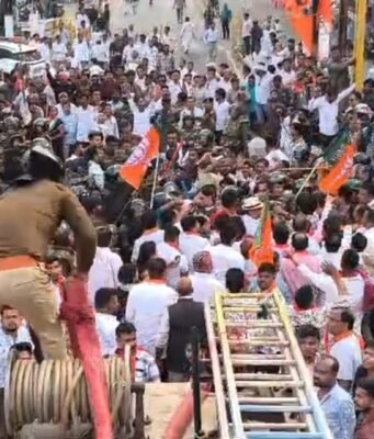 अपाहिज प्रशासन, बेबस पुलिस और बेकाबू प्रदर्शन !